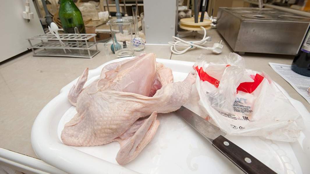 В лаборатории контроля качества продуктов