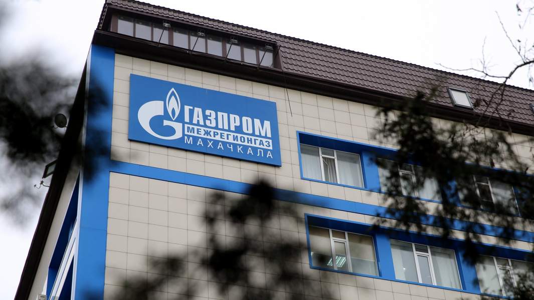 Вывеска на здании компании «Газпром межрегионгаз Махачкала»