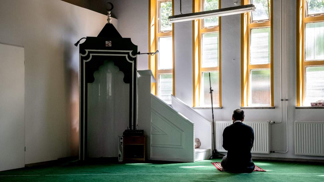 Молящийся в мечети 