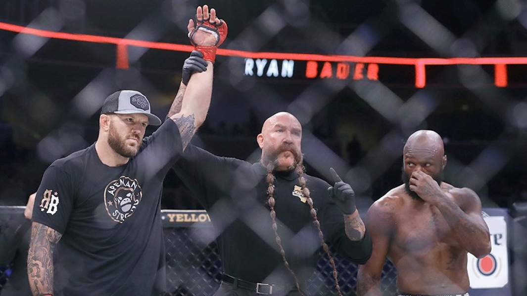 Райан Бейдер (слева) отправил в нокаут своего соотечественника Муххамеда Лаваля (справа) уже на 15-й секунде схватки 1/4 финала Гран-при Bellator в тяжелом весе