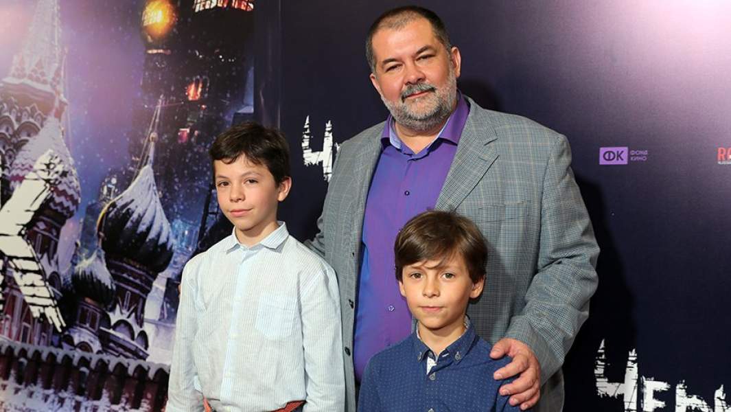 Автор оригинального романа, писатель Сергей Лукьяненко с детьми на премьере фильма «Черновик» режиссера Сергея Мокрицкого