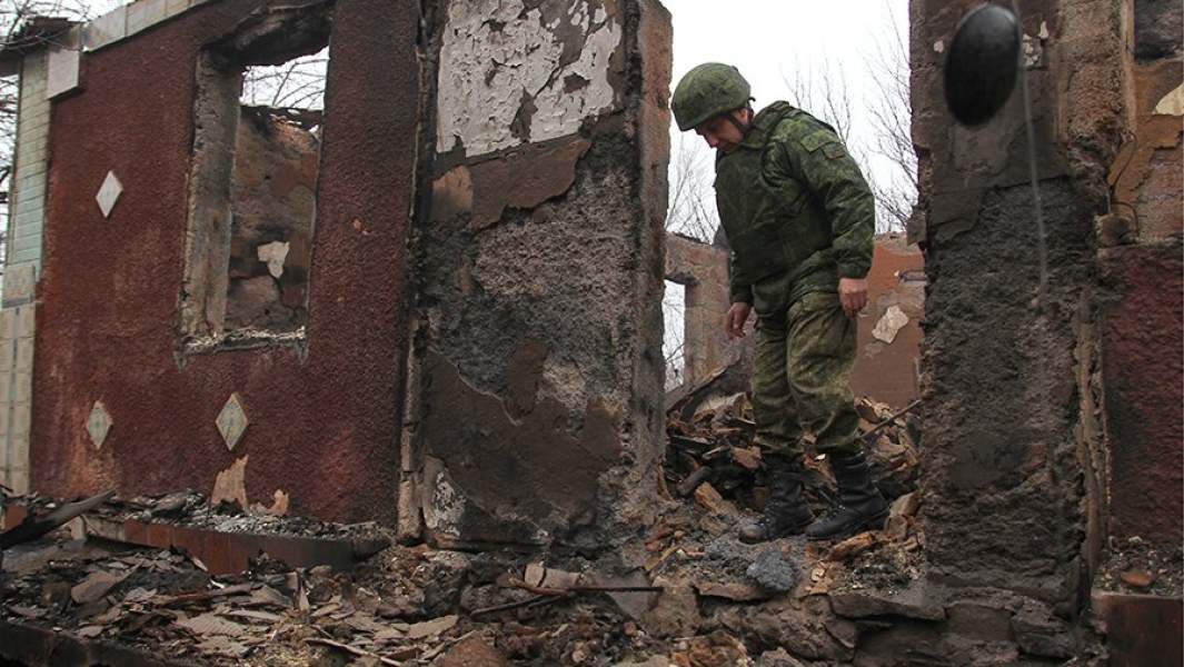 Сгоревший жилой дом в результате обстрела вооруженными силами Украины поселка Золотое-5 