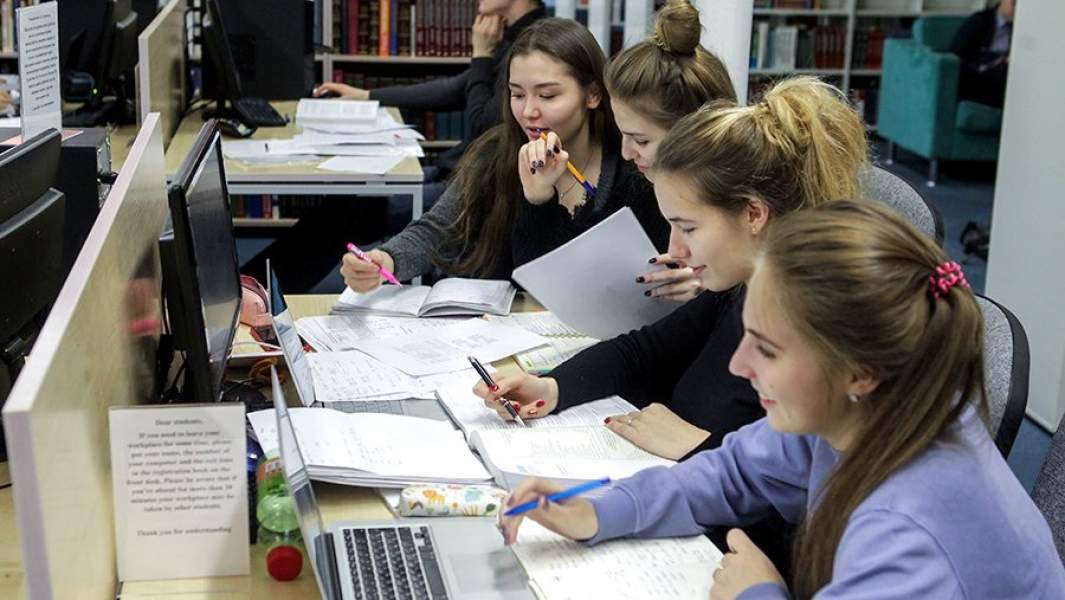 Студенты в библиотеке национального исследовательского университета «Высшая школа экономики»