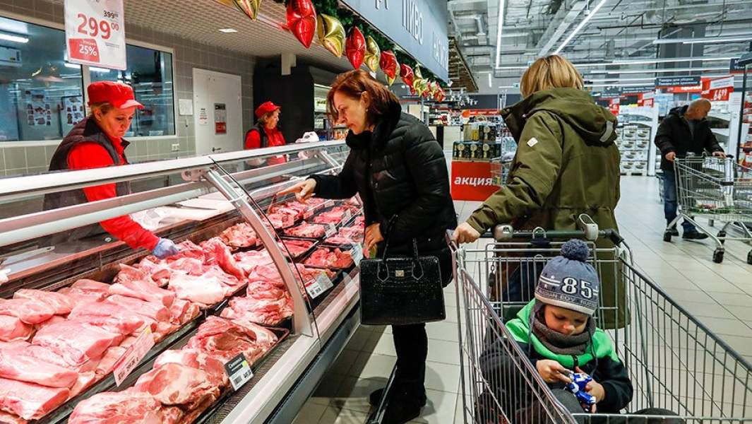 У прилавка продуктового магазина