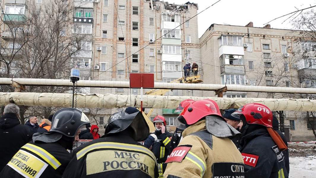 Сотрудники экстренных служб у многоквартирного жилого дома, где произошел взрыв газа