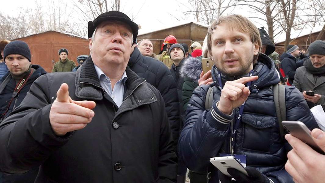Губернатор Ростовской области Василий Голубев (слева) у многоквартирного жилого дома, где в результате взрыва бытового газа обрушились 8 и 9 этажи одного из подъездов