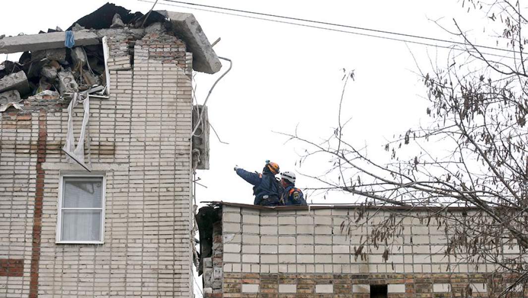 Сотрудники МЧС разбирают завалы образовавшиеся в результате обрушния