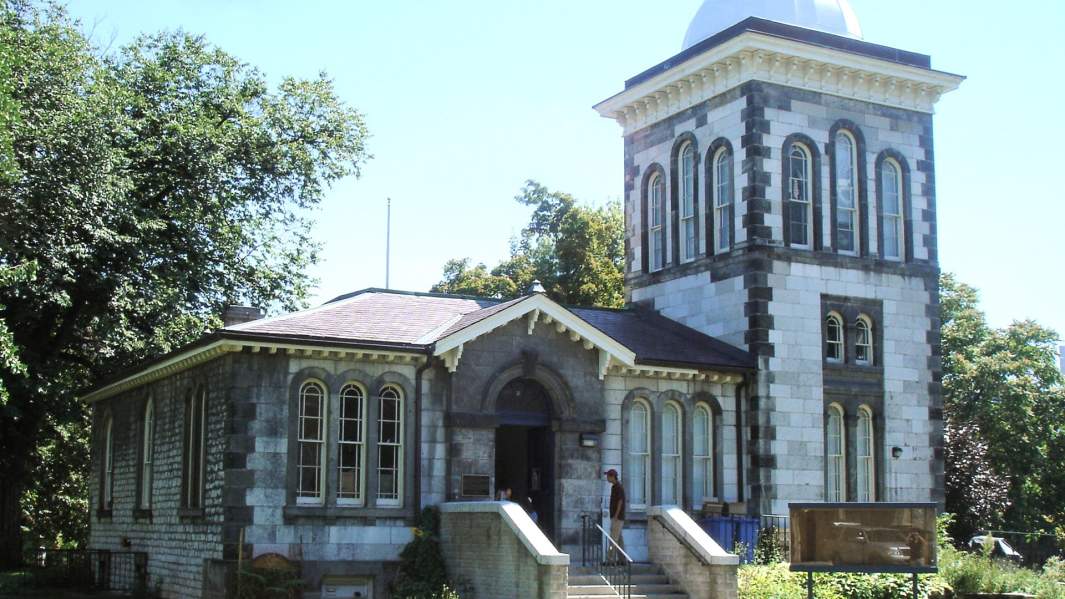 Магнитная и метеорологическая обсерватория при университете Торонто