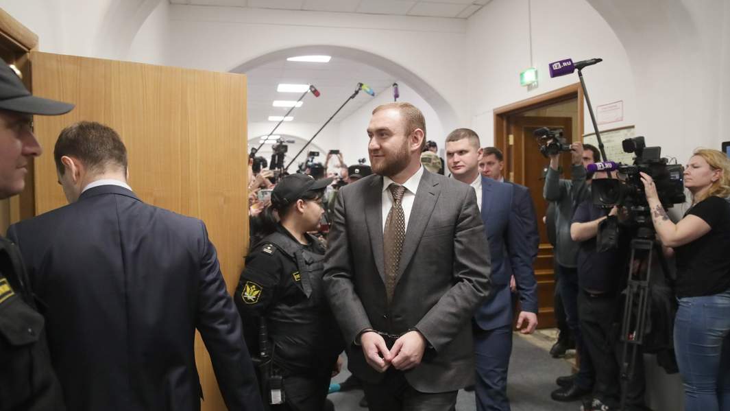 Сенатор Рауф Арашуков (в центре) доставлен в здание Басманного суда