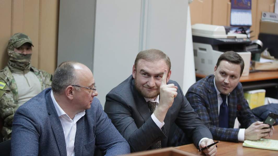 Рауф Арашуков (в центре), в Басманном суде на заседании по избранию ему меры пресечения. Слева: адвокат Сергей Шишов