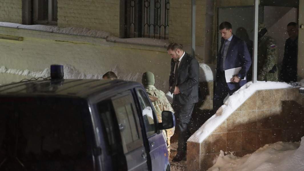 Рауфа Арашукова выводят из здания Басманного суда в Москве