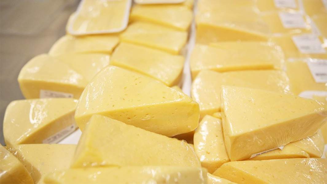куски сыра в магазине