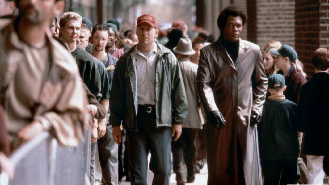 Кадр из фильма «Неуязвимый»