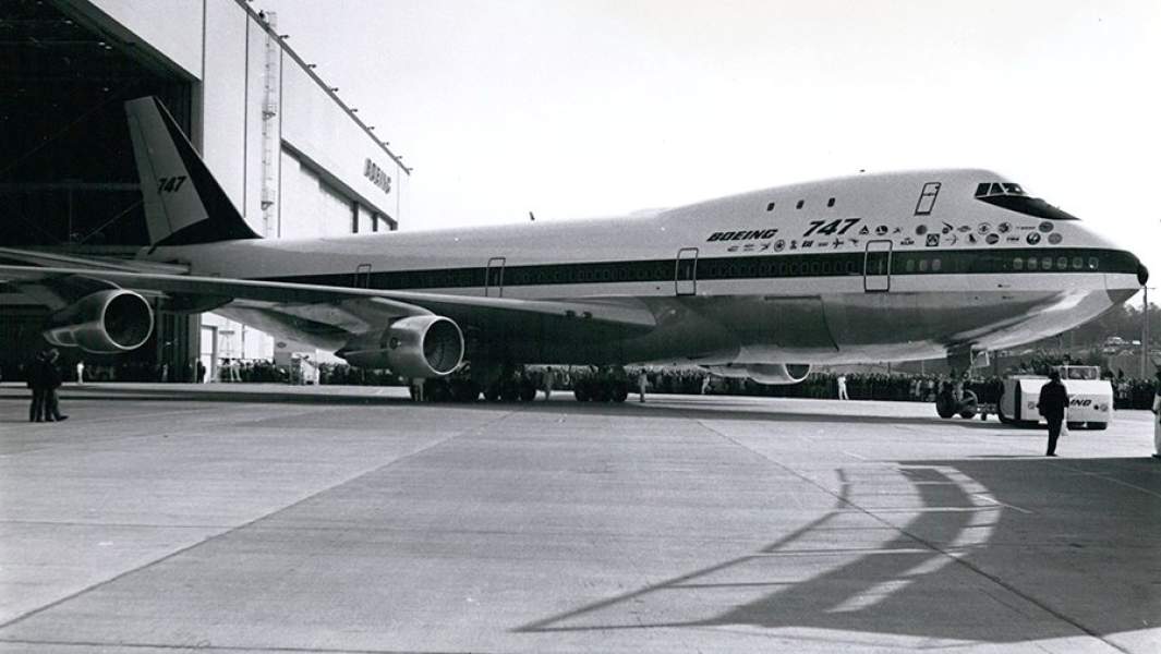 Первая выкатка самолета Boeing-747-100 на заводе в Эверетте. 30 сентября 1968 года