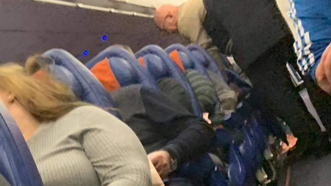 Александр Розенбаум оказал первую помощь пассажирке, потерявшей сознание во время полета