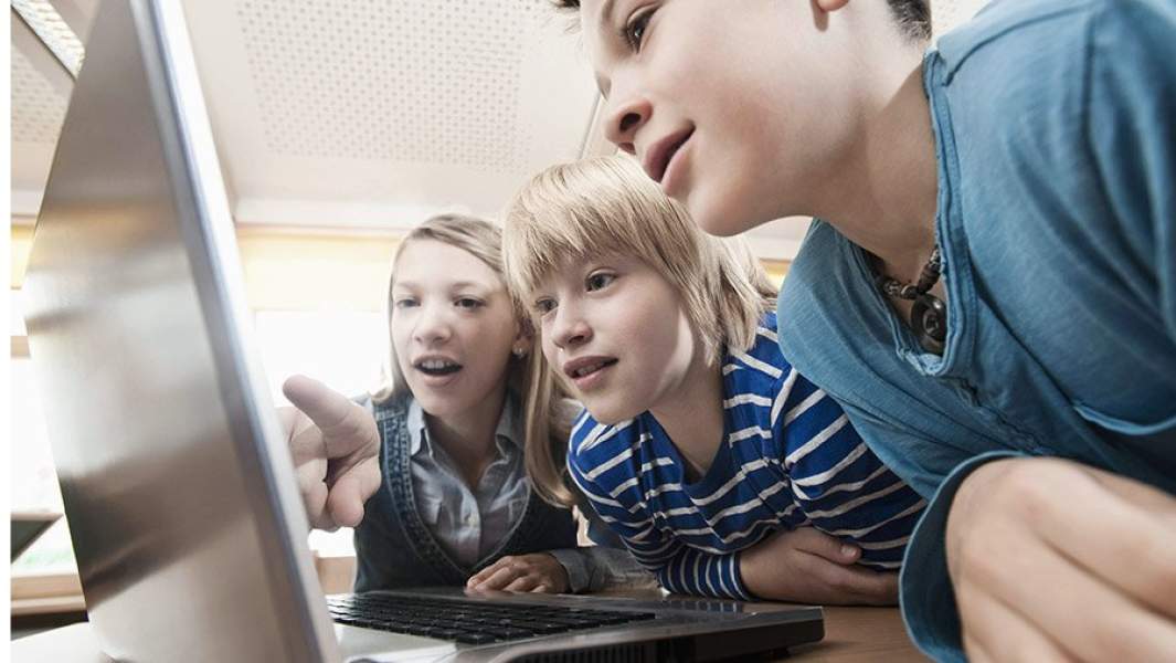 дети смотрят в ноутбук