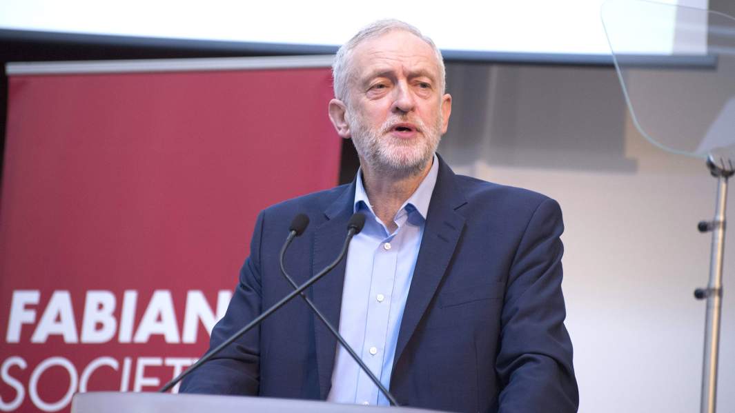 Джереми Корбин — британский политик, лидер Лейбористской партии и оппозиции с 2015 года, член парламента Великобритании с 1983 года