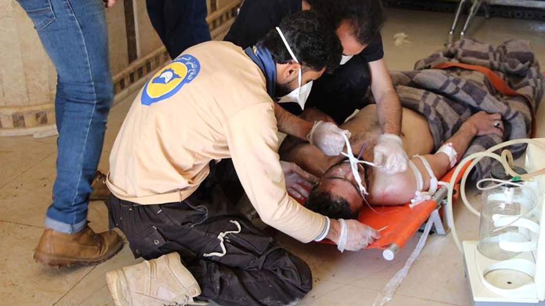 Члены организации «Белые каски» во время инсценировки химической атаки в Идлибе