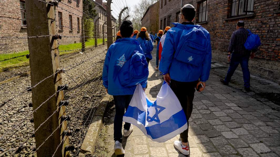 Ежегодный марш памяти жертв Холокоста в бывшем немецко-фашистском лагере смерти Освенцим-Биркенау на юге Польши