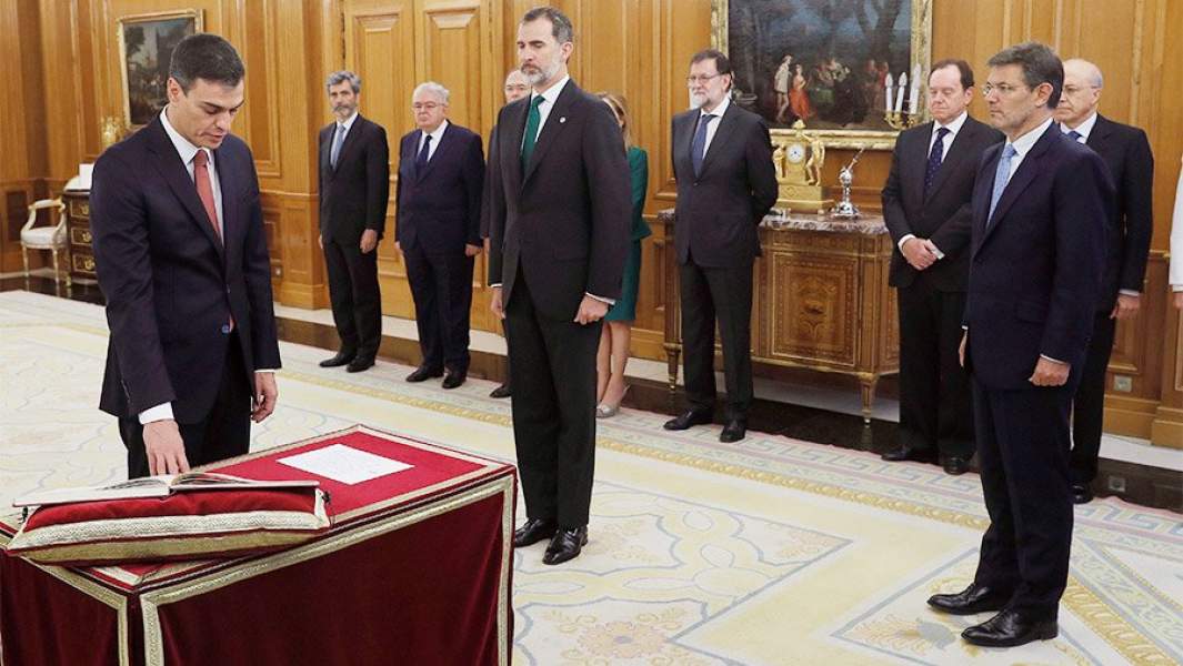 Педро Санчес принимает присягу