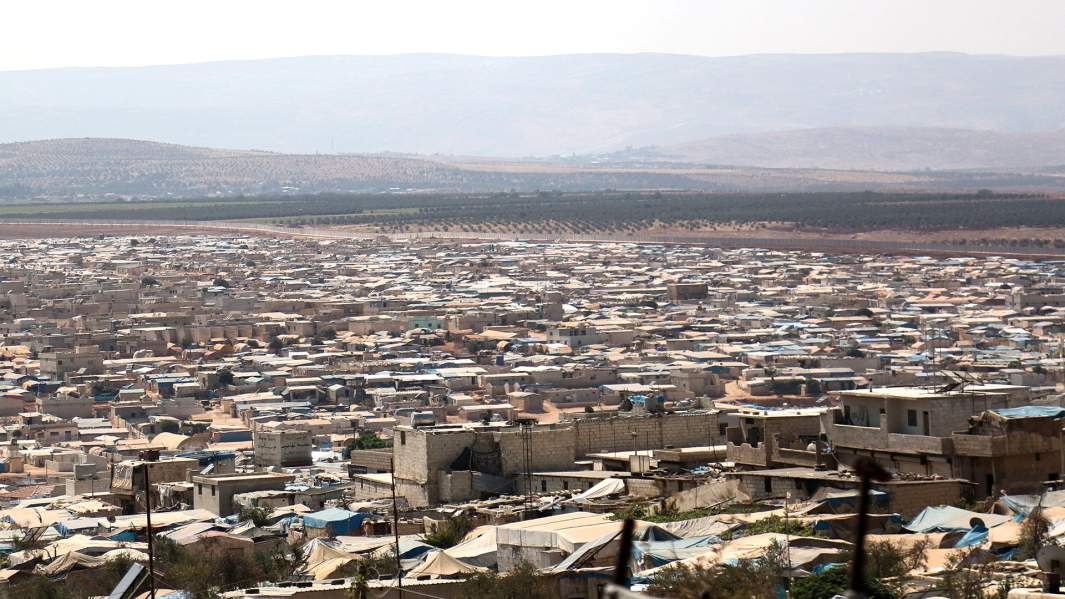 Общий вид на деревню Атме, в которой расположен крупнейший лагерь для сирийских беженцев, в провинции Идлиб, Сирия