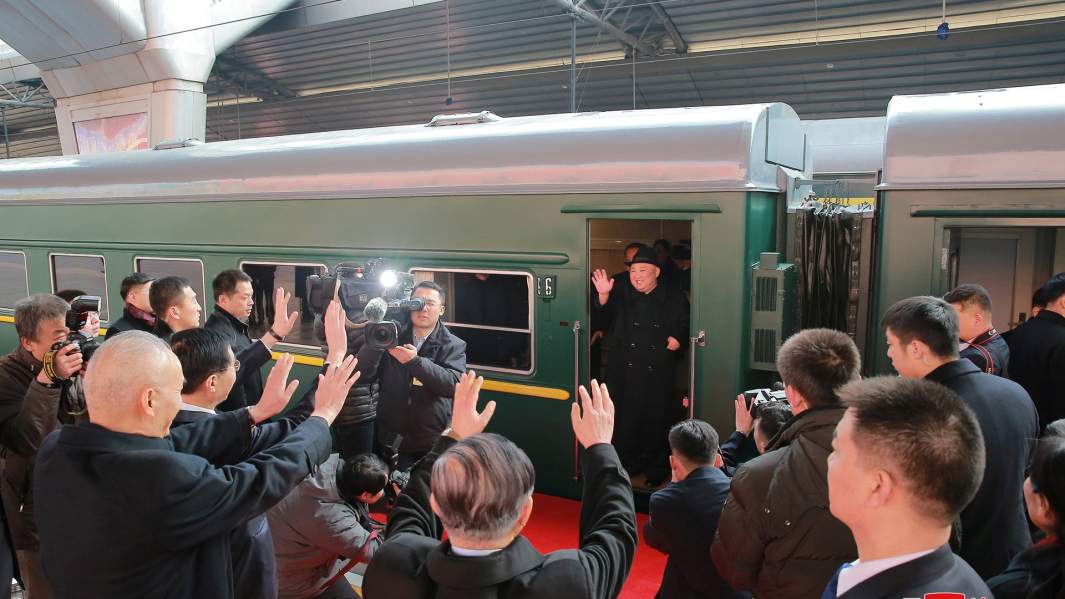 Северокорейский лидер Ким Чен Ын выходит из своего бронированного поезда, во время визита в Китай