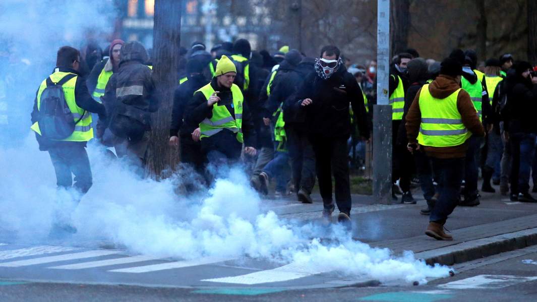 Использование слезоточивого газа против протестующих во время демонстрации движения «желтые жилеты»