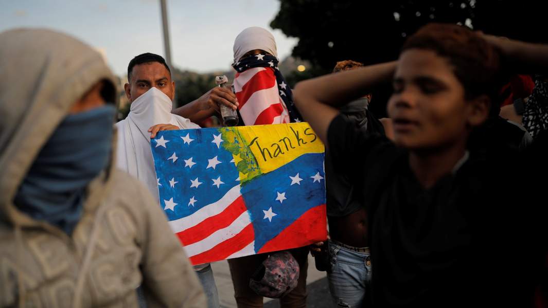 Демонстранты во время акции протеста против правительства президента Венесуэлы Николаса Мадуро в Каракасе, Венесуэла