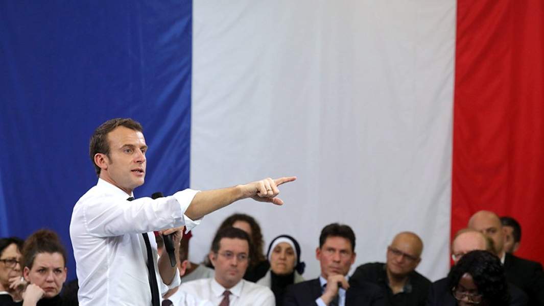 Президент Франции Эммануэль Макрон во время встречи в рамках «Больших национальных дебатов» 