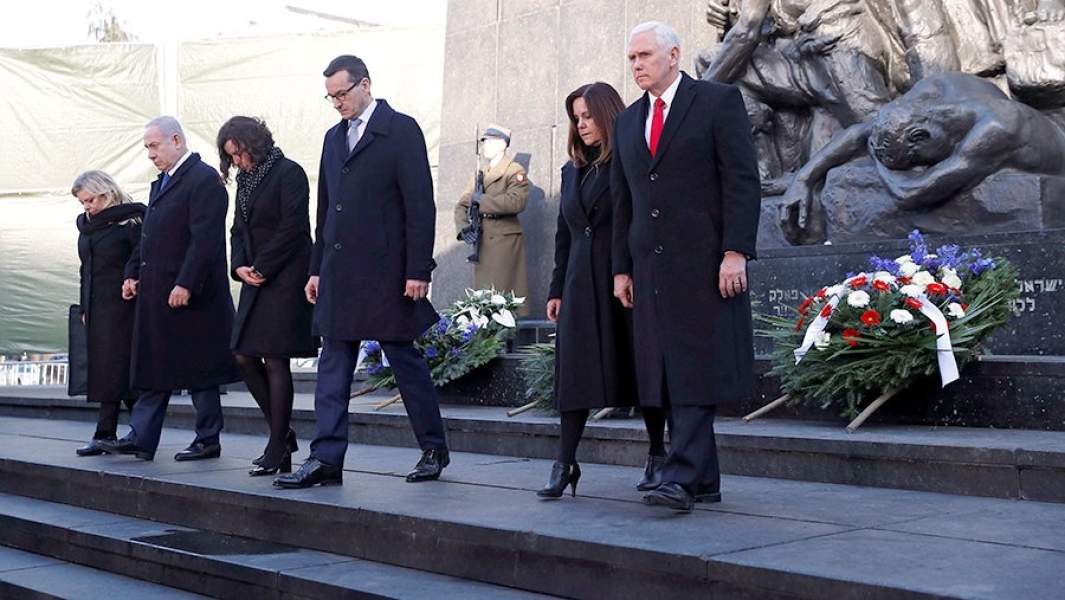 Премьер-министр Израиля Биньямин Нетаньяху с женой Сарой, премьер-министр Польши Матеуш Моравецкий с женой Ивоной и вице-президент США Майкл Пенс с женой Карен во время возложения венков к памятнику героям гетто в Варшаве. 14 февраля 2019 года