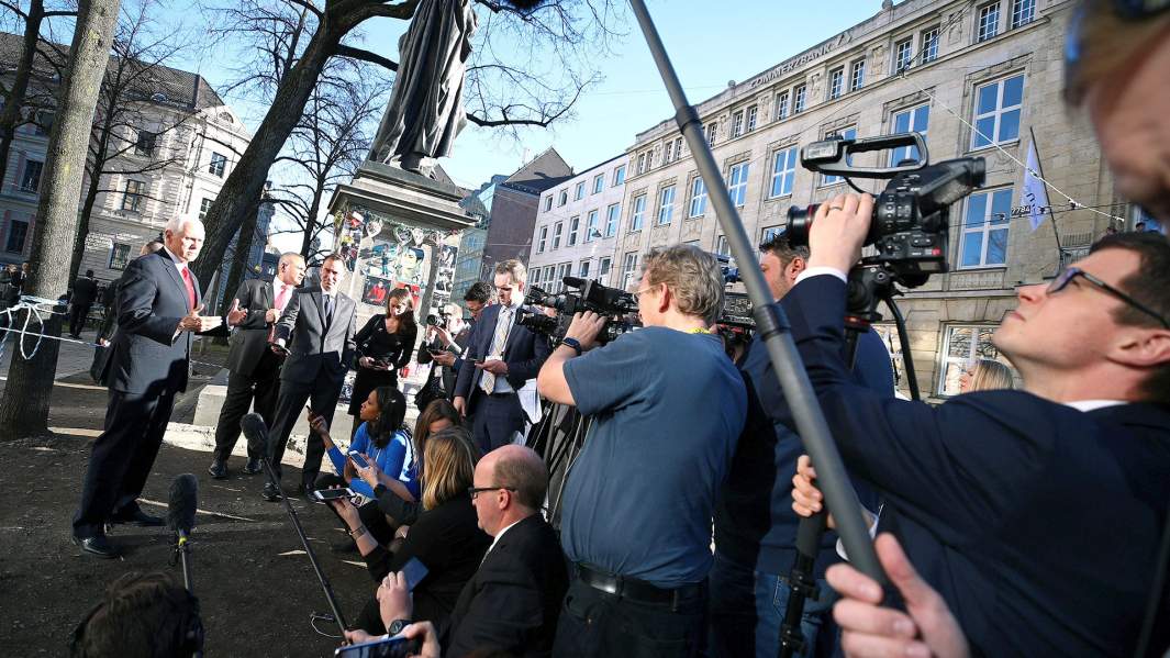 Вице-президент США Майк Пенс выступает возле отеля Bayerischer Hof в котором проходила Мюнхенская конференция по безопасности