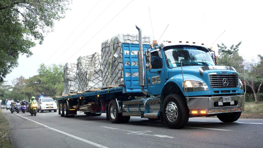 Грузовики прибывают на склад с гуманитарной помощью для Венесуэлы, недалеко от моста Тиендитас между Колумбией и Венесуэлой. Кукута, Колумбия, 16 февраля 2019 года