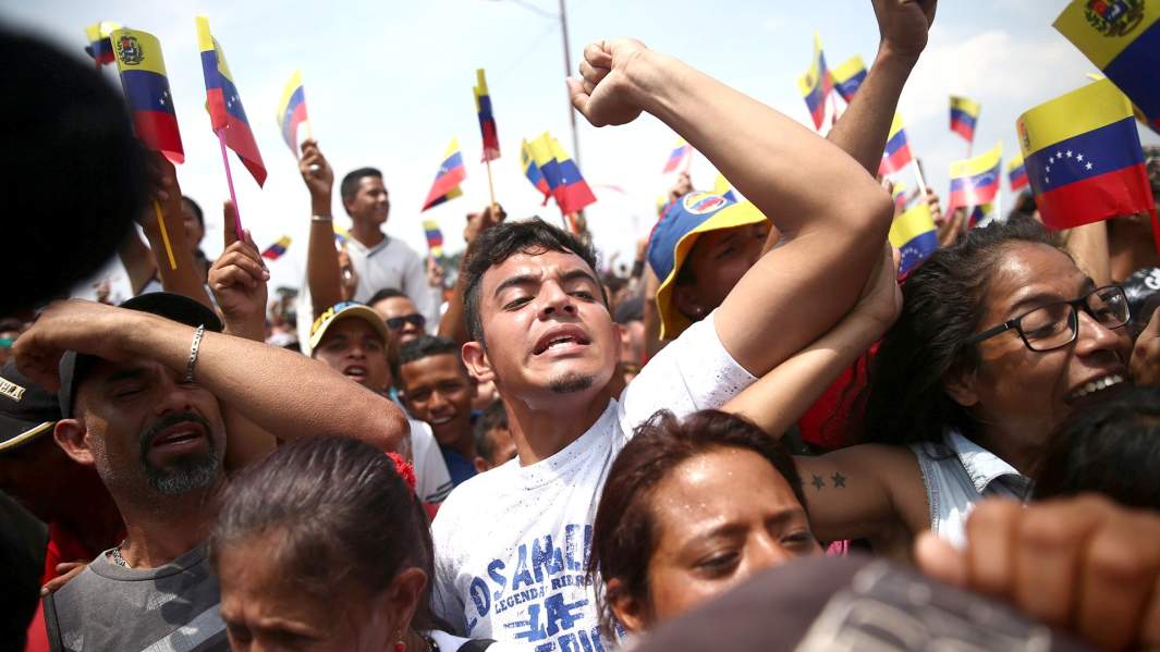 Демонстранты на мосту Симона Боливара на границе между Колумбией и Венесуэлой. 23 февраля 2019 год