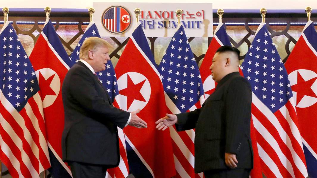 Президент США Дональд Трамп и лидер Северной Кореи Ким Чен Ын пожимают друг другу руки во время открытия второго саммита США-Северная Корея в Ханое