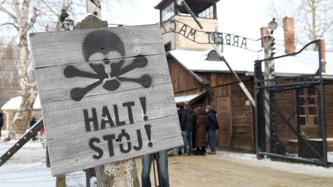 Ворота концентрационного лагеря Освенцим в Польше