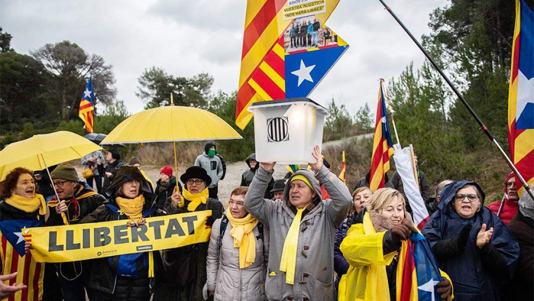 Сторонники независимости Каталонии у тюрьмы Брианс требуют освободить своих лидеров