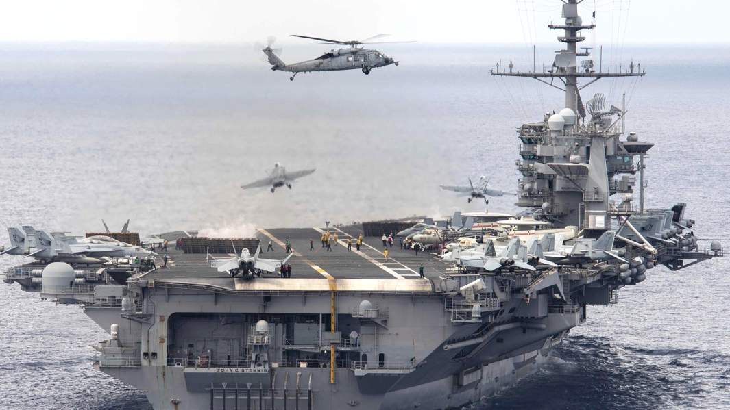 Вертолет Sea-Hawk MH-60S взлетает с авианосца USS John C. Stennis