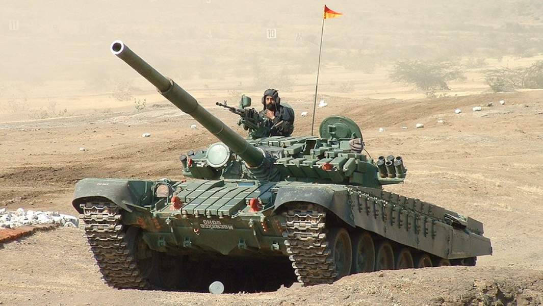 Танк Т-72М1 «Аджайя» вооруженных сил Индии во время учений