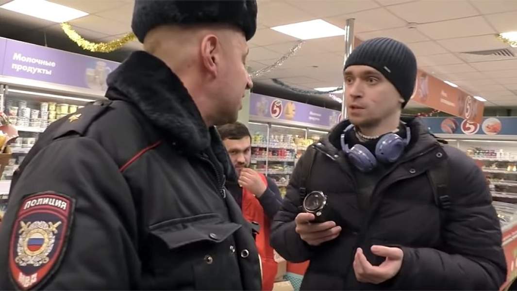 Скриншот с видео, майор полиции в магазине «Пятерочка»