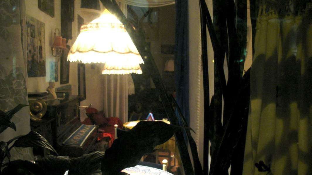 Вид на квартиру-ресторан через окно с улицы