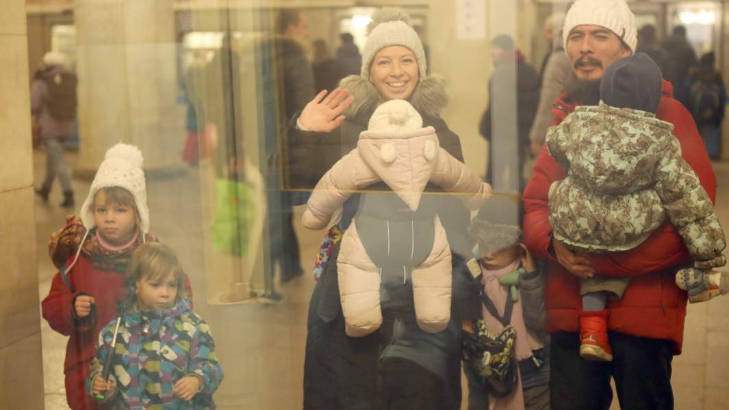 Профессиональный приемный родитель – это человек, который воспитывает определенного ему ребенка, получает зарплату и при необходимости подключает к работе соцработников, педагогов, психологов и медиков