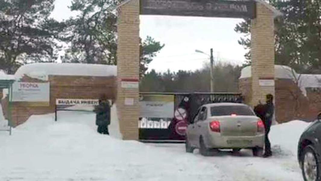 Охрана кладбища не пропускает катафалк на территорию