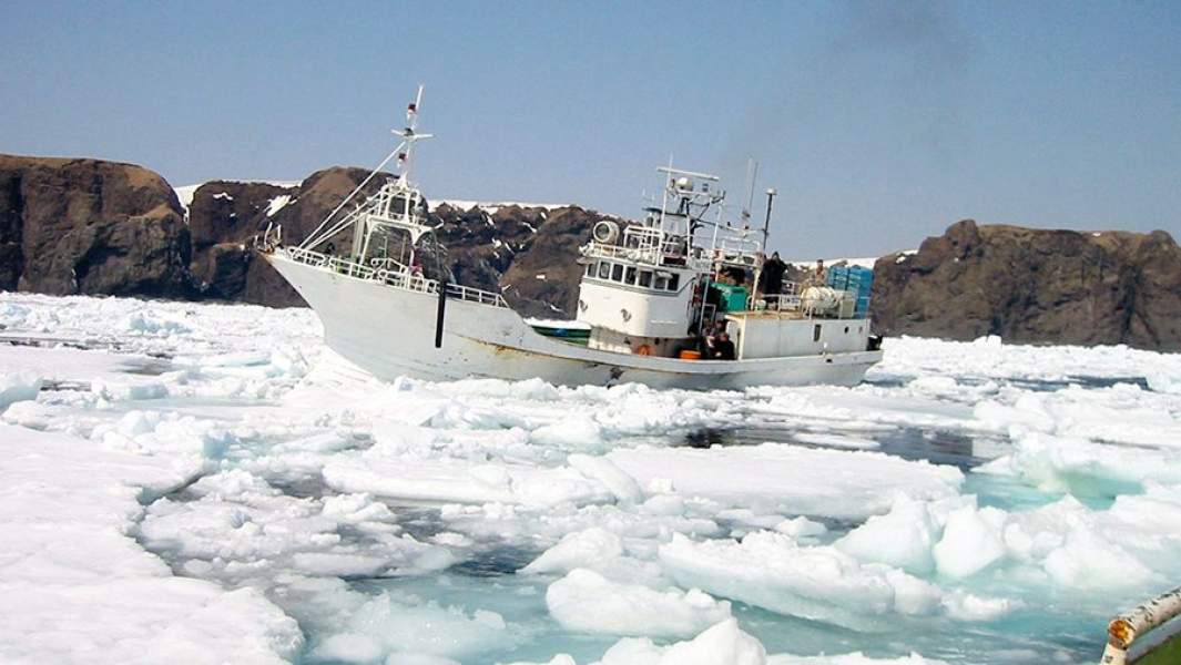 Рыболовецкое судно у берегов острова Хабомаи 