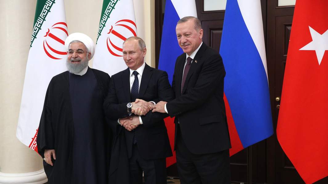 Президент РФ Владимир Путин, президент Турецкой Республики Реджеп Тайип Эрдоган (справа) и президент Исламской Республики Иран Хасан Рухани (слева) во время четвёртой трёхсторонней встречи глав государств