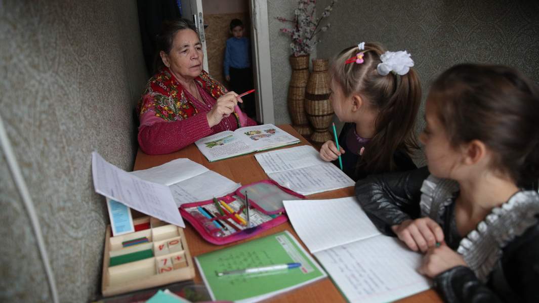 Появление приемных семей потребует и корректировки Трудового кодекса: сейчас он не предусматривает такого режима работы