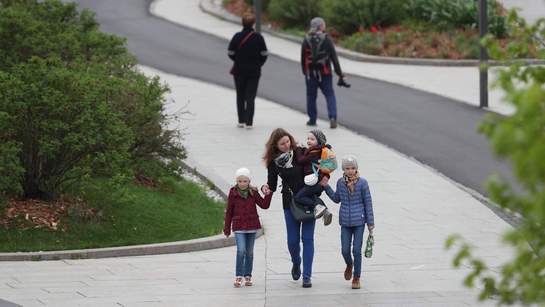 Многодетная мама в парке «Зарядье»