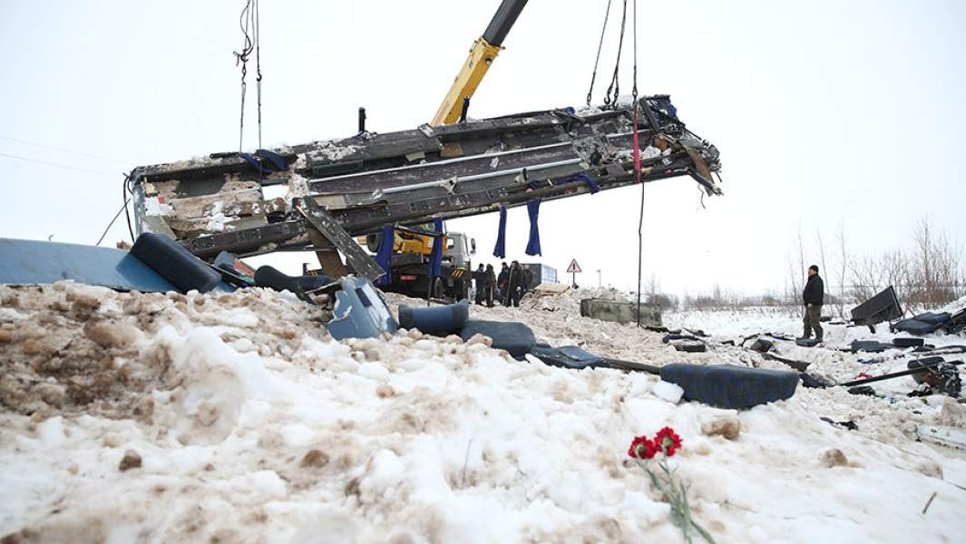 Сотрудники МЧС убирают обломки автобуса с помощью автокрана