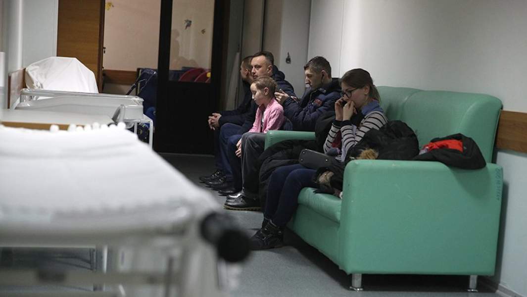 Родственники пострадавших в дорожно-транспортном происшествии в коридоре Калужской областной детской больницы