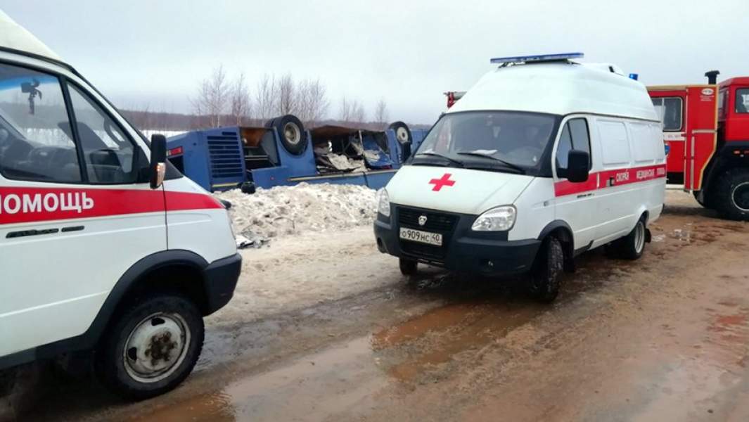 Машины скорой помощи и МЧС на месте дорожно-транспортного происшествия в Бабынинском районе Калужской области, где произошло опрокидывание пассажирского автобуса