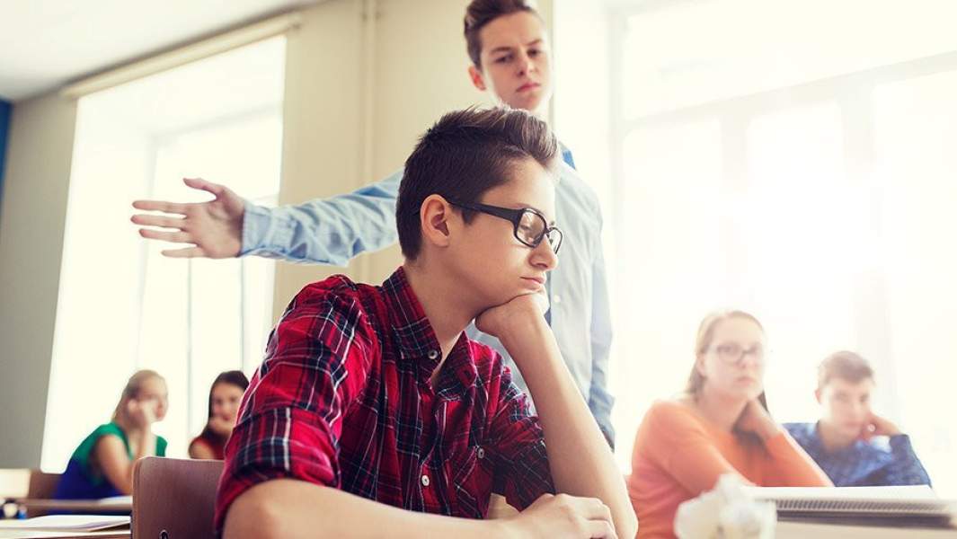 Школьник собирается ударить одноклассника